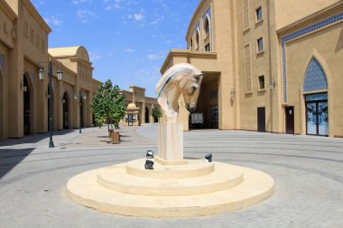 Türkistan 'ın eski adı Yesi' dir. Şehir güney Kazakistan bölgesinde yer almaktadır. Şehrin modern bölgelerinin manzarası..