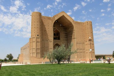 Ahmet Yesevi Mezarı, Timur tarafından 1389 yılında inşa edildi. Sosyal kompleksin giriş kapısı ve bahçesi. Türkistan, Kazakistan.