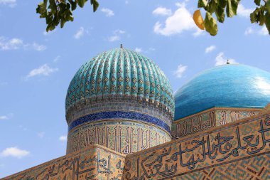 Ahmet Yesevi Mezarı, Timur tarafından 1389 yılında inşa edildi. Sosyal kompleksin giriş kapısı ve bahçesi. Arapça mısralar kubbenin altında yazılır..