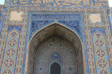 Ahmet Yesevi Mezarı, Timur tarafından 1389 yılında inşa edildi. Sosyal kompleksin giriş kapısı ve bahçesi. Mezarın duvarlarında kiremit süslemeler.