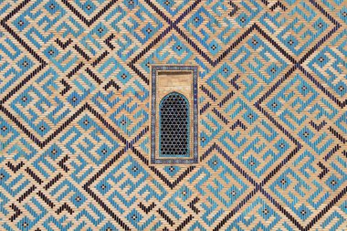 Ahmet Yesevi Mezarı, Timur tarafından 1389 yılında inşa edildi. Sosyal kompleksin giriş kapısı ve bahçesi. Arapça ayetler kubbenin altında yazılıdır. Türkistan, Kazakistan.