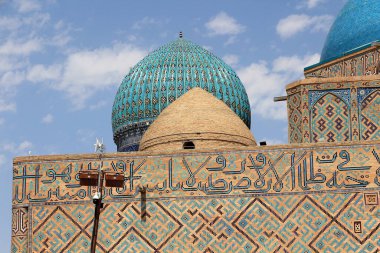 Ahmet Yesevi Mezarı, Timur tarafından 1389 yılında inşa edildi. Sosyal kompleksin giriş kapısı ve bahçesi. Arapça mısralar kubbenin altında yazılır..