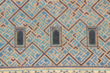 Ahmet Yesevi Mezarı, Timur tarafından 1389 yılında inşa edildi. Sosyal kompleksin giriş kapısı ve bahçesi. Arapça ayetler kubbenin altında yazılıdır. Türkistan, Kazakistan.