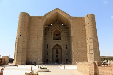 Ahmet Yesevi Mezarı, Timur tarafından 1389 yılında inşa edildi. Sosyal kompleksin giriş kapısı ve bahçesi. Arapça ayetler kubbenin altında yazılıdır. Türkistan, Kazakistan.