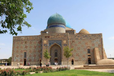 Ahmet Yesevi Mezarı, Timur tarafından 1389 yılında inşa edildi. Sosyal kompleksin giriş kapısı ve bahçesi. Arapça mısralar kubbenin altında yazılır..