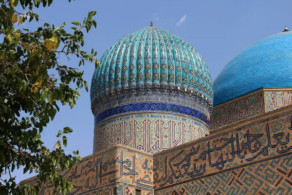 Ahmet Yesevi Mezarı, Timur tarafından 1389 yılında inşa edildi. Sosyal kompleksin giriş kapısı ve bahçesi. Arapça mısralar kubbenin altında yazılır..