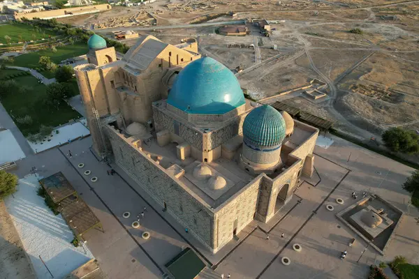 Ahmet Yesevi Mezarı, Timur tarafından 1389 yılında inşa edildi. Sosyal kompleksin giriş kapısı ve bahçesi. Arapça ayetler kubbenin altında yazılıdır. Türkistan, Kazakistan.