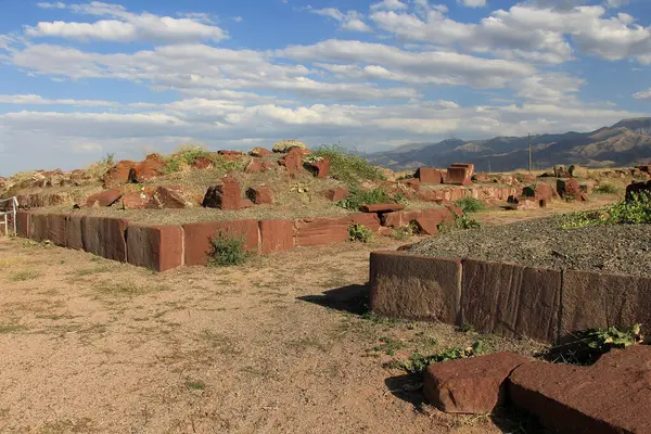 Akyrtas, Kazakistan 'ın Taraz kentinde yer alan bir şehirdir. Akyrtas UNESCO dünya mirası listesinde yer alıyor. Şehir dağlardan getirilen kahverengi taşlarla inşa edildi..