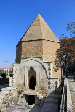 Kesikbas Mezarı Seljuk Devleti döneminde inşa edildi. Mezar, Besyol ilçesindeki Ankara Caddesi 'nde bulunuyor. Konya, Türkiye.