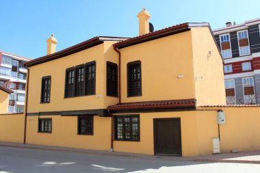 Haci Hasanbasi Caddesi 'ndeki geleneksel Konya evi. Ev 20. yüzyılın sonlarında Osmanlı döneminde inşa edildi. Konya, Türkiye.
