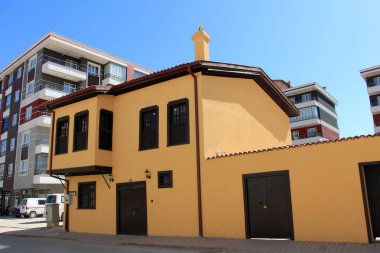 Haci Hasanbasi Caddesi 'ndeki geleneksel Konya evi. Ev 20. yüzyılın sonlarında Osmanlı döneminde inşa edildi. Konya, Türkiye.