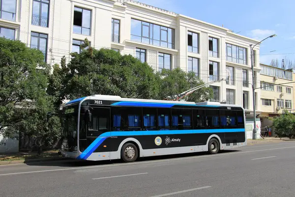 Bir troleybüs Almaty şehrinde yolcu taşıyor. Tramvaylar elektrikle çalışır. Almaty, Kazakistan.