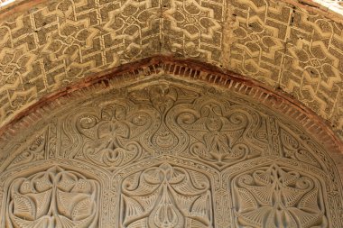 Kırgızistan 'ın Uzgen kentindeki üç mezar, Karakanid döneminde 11.-12. yüzyıllarda inşa edildi. Mezarların ön cephesindeki tuğla süslemeler olağanüstü..