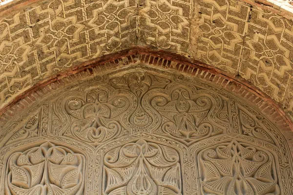 Kırgızistan 'ın Uzgen kentindeki üç mezar, Karakanid döneminde 11.-12. yüzyıllarda inşa edildi. Mezarların ön cephesindeki tuğla süslemeler olağanüstü..