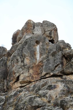 Orta Asya 'daki dağların yamaçlarında kaya resimleri bulunur. Bunlardan biri Kırgızistan-Özbekistan sınırı yakınlarındaki bir tepenin yamaçlarında yer alan Kırk At Kaya Tabloları.. 