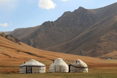 Kırgızistan 'ın Narin Bölgesi' nde geleneksel Kırgız çadırları. Turistler geleneksel keçe ve halılarla süslenmiş çadırlarda kalırlar..