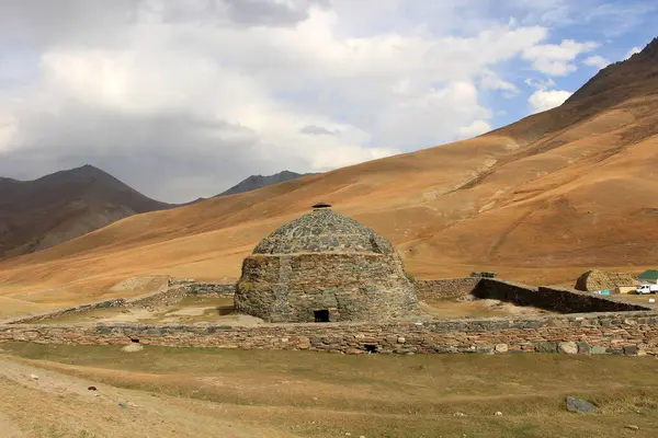 Taştan Rabat Caravanserai Kırgızistan 'ın Atbashi bölgesinde yer almaktadır. Kervan Orta Çağ 'da inşa edildi..