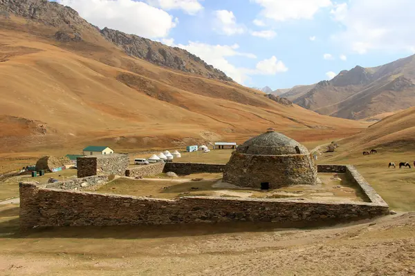 Taştan Rabat Caravanserai Kırgızistan 'ın Atbashi bölgesinde yer almaktadır. Kervan Orta Çağ 'da inşa edildi..