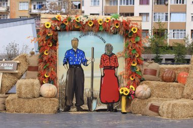 Konya Tarım Fuarı 'nın tanıtımı için şehir merkezinde bir stand kuruldu. Stantta tarım ürünleri, dekoratif bisikletler ve bir fotoğraf alanı yer alıyor..