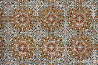 Bitki ve geometrik motiflerden oluşan bir fayans paneli. Panelde geleneksel Türk seramik sanatının bir örneği yer alıyor. Konya, Türkiye.