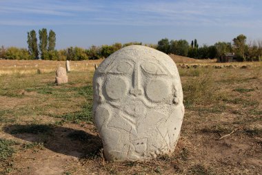 Burana arkeoloji sahasında balbal örnekleri bulundu. Balonlar Gokturk döneminden kalma mezar taşlarıdır. Tokmok, Kırgızistan.