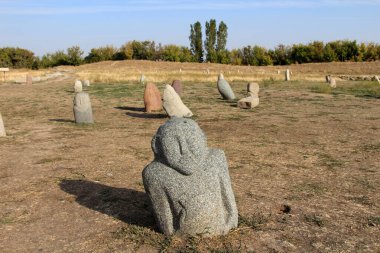 Burana arkeoloji sahasında balbal örnekleri bulundu. Balonlar Gokturk döneminden kalma mezar taşlarıdır. Balasagun, Tokmok, Kırgızistan.