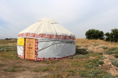 Geleneksel motifli beyaz bir Kırgız çadırı. Narin, Kırgızistan. Asya, Asya.