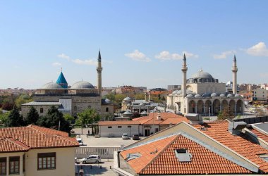 Mevlana Müzesi ve Sultan Selim Camii 'nin insansız hava aracı görüntüsü. Müzenin ve caminin kuzey cephesi. Konya, Türkiye.