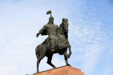 Manas Khan, Manas Epic 'in baş kahramanıdır. Devlet Tarih Müzesi 'nin karşısındaki meydanda Manas Khan' ın heykeli. Bishkek, Kırgızistan.