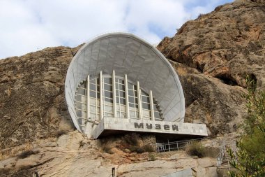 Süleyman Dağı Müzesi bir mağarada. Müzede Osh 'ta bulunan arkeolojik eserler sergileniyor. Osh, Kırgızistan