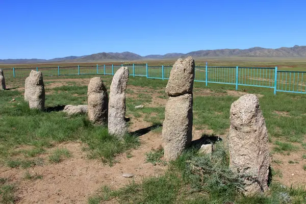 Moğolistan 'ın Argalan bölgesinde, baldırları olmayan canlılar bulunur. Göktürk döneminde taş mezar anıtları inşa edildi..