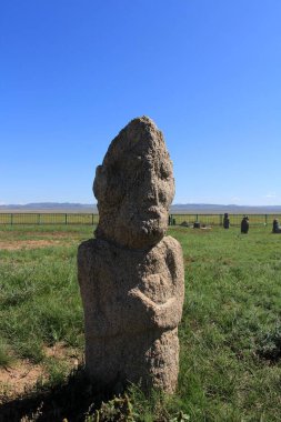 Moğolistan 'ın Argalan bölgesinde, baldırları olmayan canlılar bulunur. Göktürk döneminde taş mezar anıtları inşa edildi..