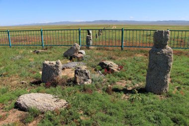 Moğolistan 'ın Argalan bölgesinde, baldırları olmayan canlılar bulunur. Göktürk döneminde taş mezar anıtları inşa edildi..