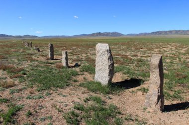 Moğolistan 'ın Argalan bölgesinde, baldırları olmayan canlılar bulunur. Göktürk döneminde taş mezar anıtları inşa edildi..