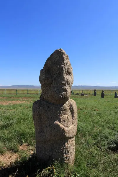 Moğolistan 'ın Argalan bölgesinde, baldırları olmayan canlılar bulunur. Göktürk döneminde taş mezar anıtları inşa edildi..