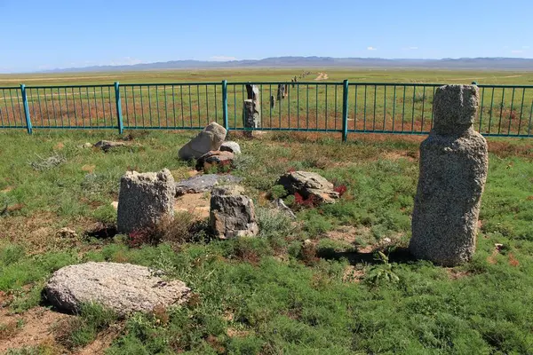Moğolistan 'ın Argalan bölgesinde, baldırları olmayan canlılar bulunur. Göktürk döneminde taş mezar anıtları inşa edildi..