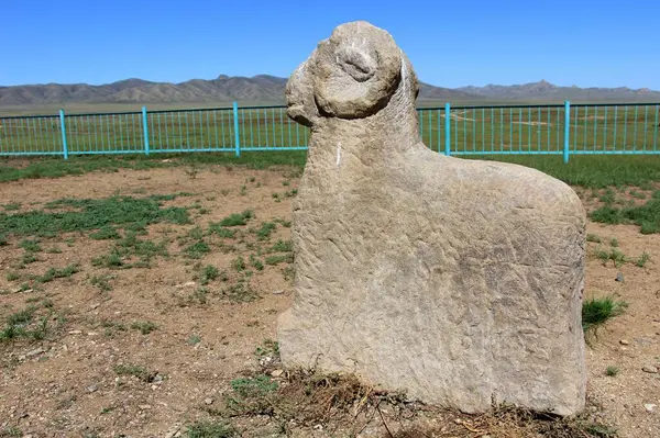 Moğolistan 'ın Argalan bölgesinde, baldırları olmayan canlılar bulunur. Göktürk döneminde taş mezar anıtları inşa edildi..