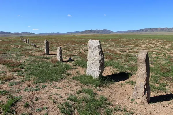 Moğolistan 'ın Argalan bölgesinde, baldırları olmayan canlılar bulunur. Göktürk döneminde taş mezar anıtları inşa edildi..