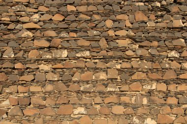 Moloz taşlardan yapılmış bir duvar. Arka planlar için taş duvar detayı. Moğolistan.