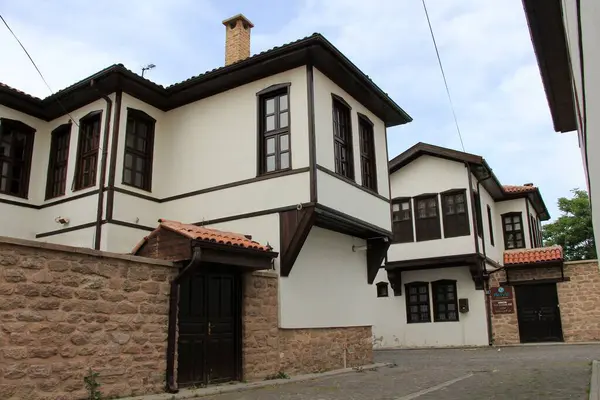 Konya 'nın Karatay ilçesinde geleneksel Türk evleri. Mahmut Dede Caddesi 'ndeki evler Osmanlı döneminin sonlarında inşa edildi. Konya, Türkiye.