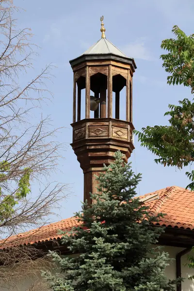 Konya 'nın Karatay ilçesinde bulunan ahşap bir minare. Cukur Mahalle Mescidi 19. yüzyılın sonlarında Osmanlı döneminde inşa edilmiştir..