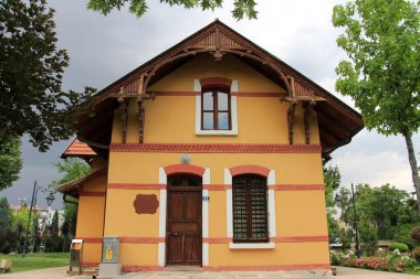 19. yüzyılın sonunda Osmanlı döneminde inşa edilen Konya İstasyonu konut birimleri. Bu ev İstanbul-Bağdat Demiryolu 'nu inşa eden bir Alman şirketi tarafından inşa edildi. Konya, Türkiye.