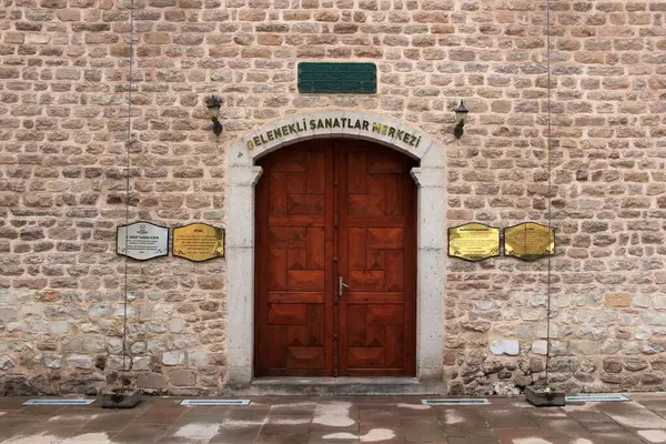 Ali Gav Madrasa, Seljuk döneminde 12. yüzyılda inşa edilmiştir. Kapısında Osmanlı dönemindeki restorasyonla ilgili bir yazı var. Konya, Türkiye.