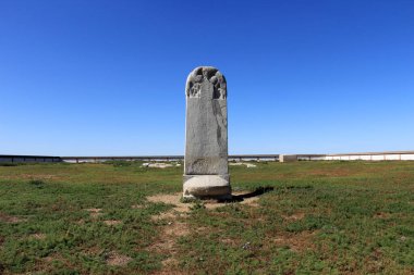 Orhun Yazıtları olarak da bilinen 8. yüzyıl Orkhon Yazıtlarının kopyası, Kul Tthe Steles ya da Goktürk tarafından Moğolistan 'da Eski Türk alfabesinde yazılmış Hüsrev Çetesi Anıtları. 
