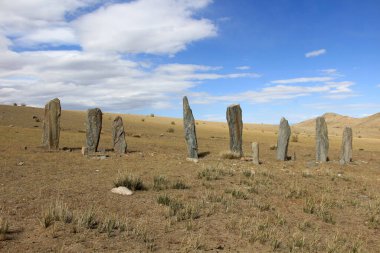 Sortun Denj anıtı kırsal Moğolistan 'da yer almaktadır. Mezar anıtları Gokturk döneminde inşa edildi..