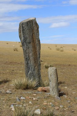 Sortun Denj anıtı kırsal Moğolistan 'da yer almaktadır. Mezar anıtları Gokturk döneminde inşa edildi..