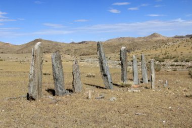 Sortun Denj anıtı kırsal Moğolistan 'da yer almaktadır. Mezar anıtları Gokturk döneminde inşa edildi..