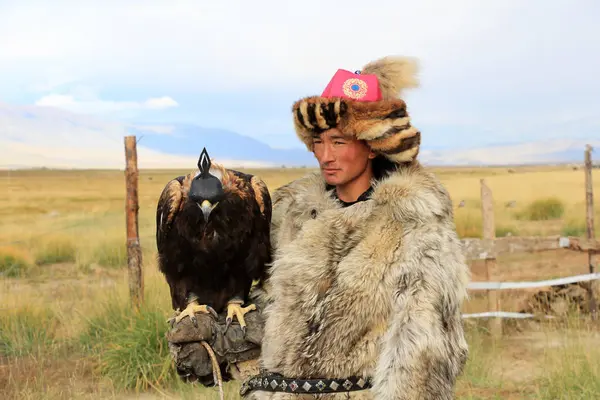Kazak kartal eğitmenleri. Orta Asya 'da kartal yavruları yuvadan alınır ve avlanmak için evcilleştirilir. Kartallarla turistler için de gösteri yapıyorlar. Tolbo, Moğolistan.