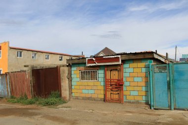 Moğolistan 'ın başkenti Ulaanbaatar' ın banliyösünde konut olarak kullanılan gecekondu evi. Geleneksel Moğol evleri.