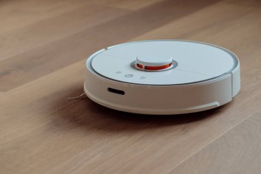 Robot elektrikli süpürge akıllı evdeki daireyi otomatik olarak temizliyor.